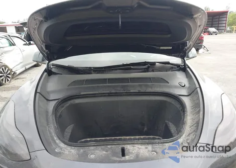 2025 Tesla Model Y Long Range Dual Motor Rear-Wheel Drive z USA, uszkodzony, nr VIN 7SAYGDED5SA374996